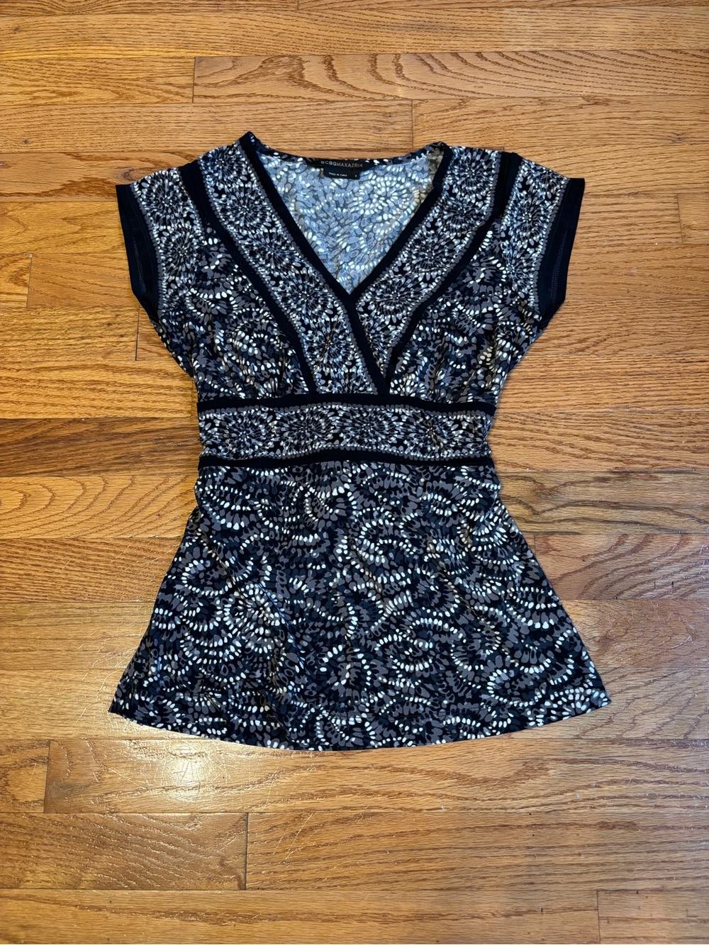 BCBGMaxAzria Black and White V-Neck Patterned Peplum Top